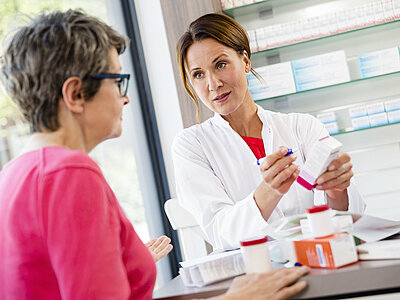 Apothekerin berät Patientin