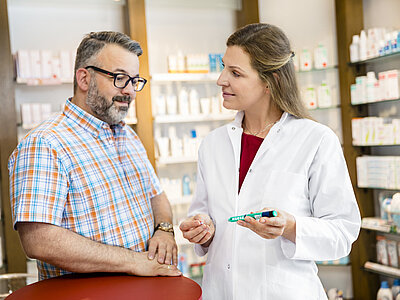 Die Anwendung eines Insulinpens wird in der Apotheke vor Ort erläutert