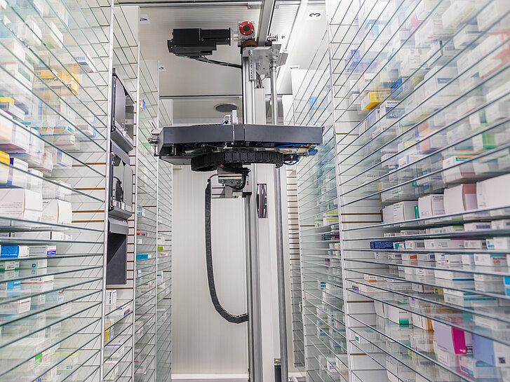 Kommissionierautomat in einer Apotheke