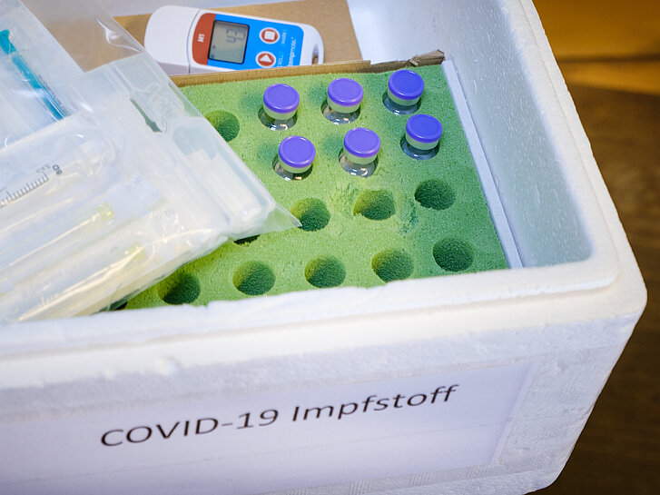 ABDA - Bundesvereinigung Deutscher Apothekerverbände e. V., Fotograf: André Wagenzik, Comirnaty Impfstoff Lieferung Apotheke