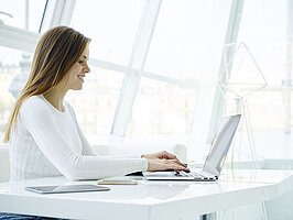 Junge Frau am Laptop