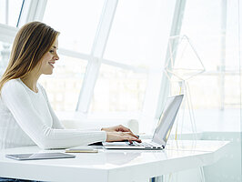 Junge Frau am Laptop