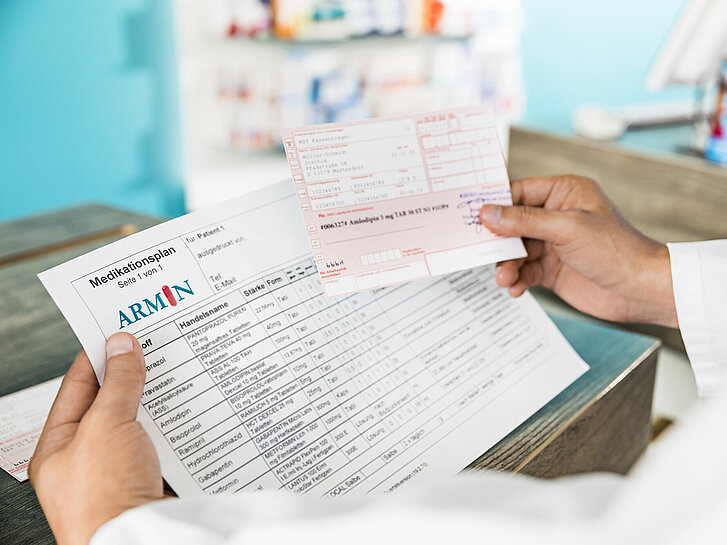Apotheker prüft Medikationsplan