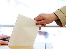 Stimmzettel in Wahlurne