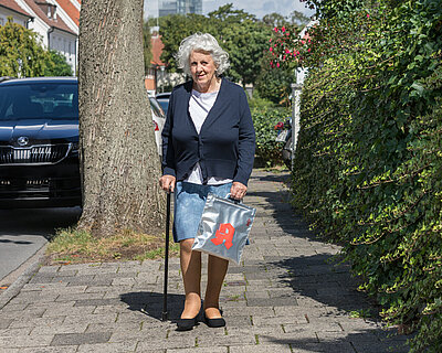 Ältere Dame transportiert ihre Medikamente in einer Kühltasche
