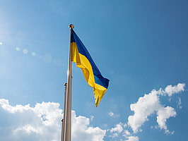Ukraine Flagge weit