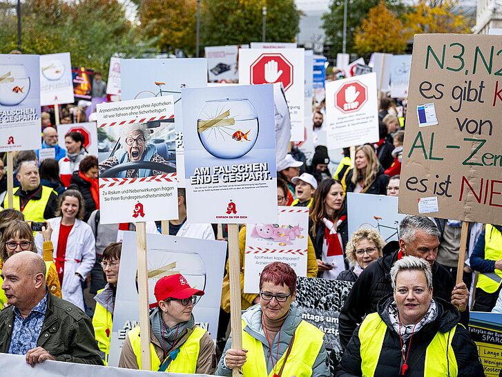 #GESUNDHEITSKOLLAPS - DEMONSTRATION VOR DEM TH†RINGER LANDTAG