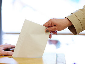 Stimmzettel in Wahlurne