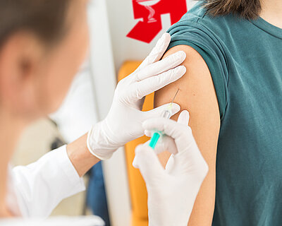 Eine Patientin wird in der Apotheke geimpft.