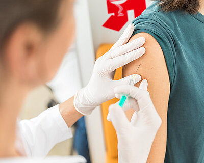 Eine Patientin wird in der Apotheke geimpft.