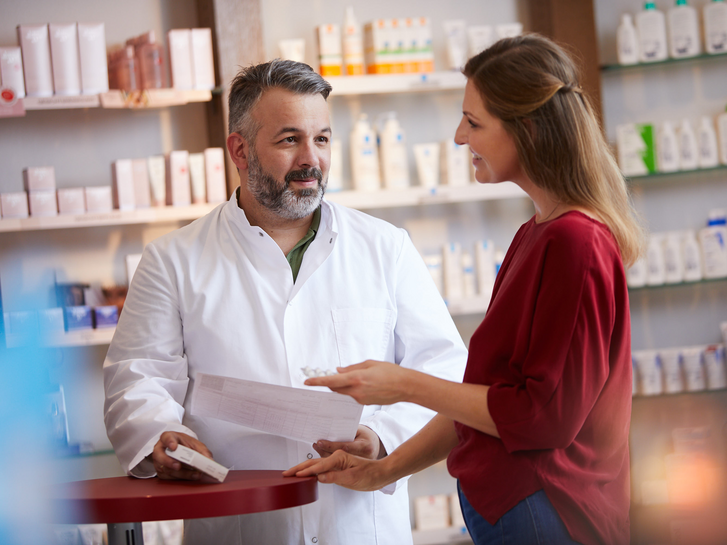 Apotheker berät Patientin