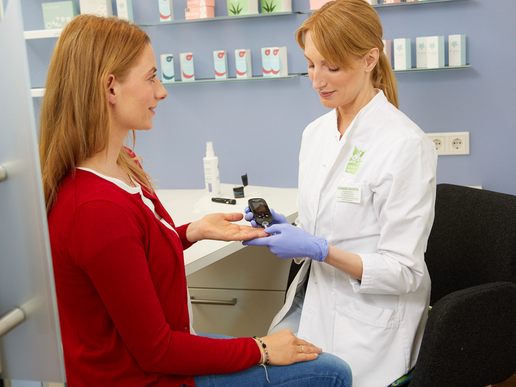 Blutzuckertest bei Patientin