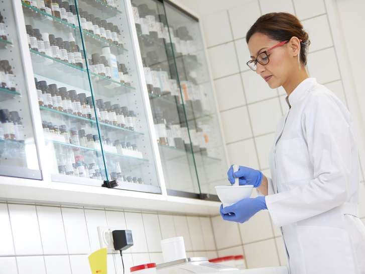 Apothekerin im Labor