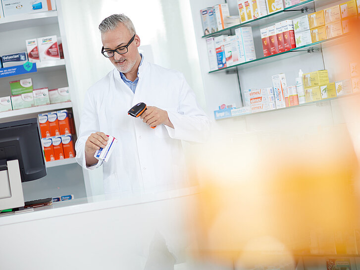 Apotheker prüft Sicherheitsmerkmale
