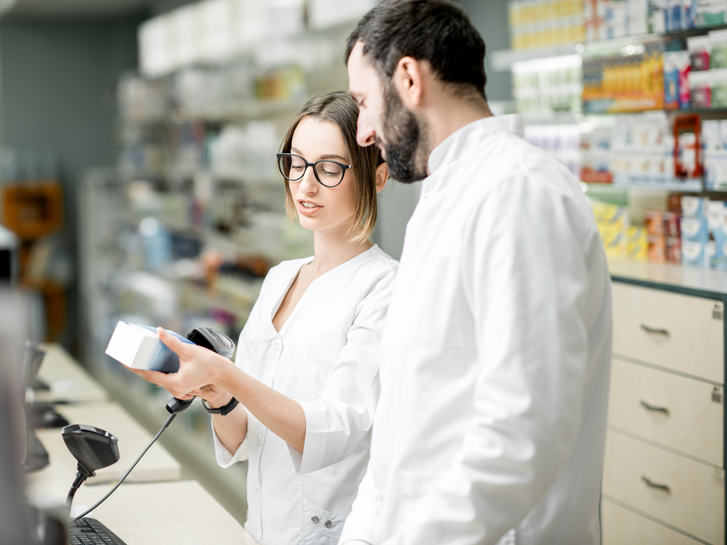 Apotheker prüft Sicherheitmerkmale
