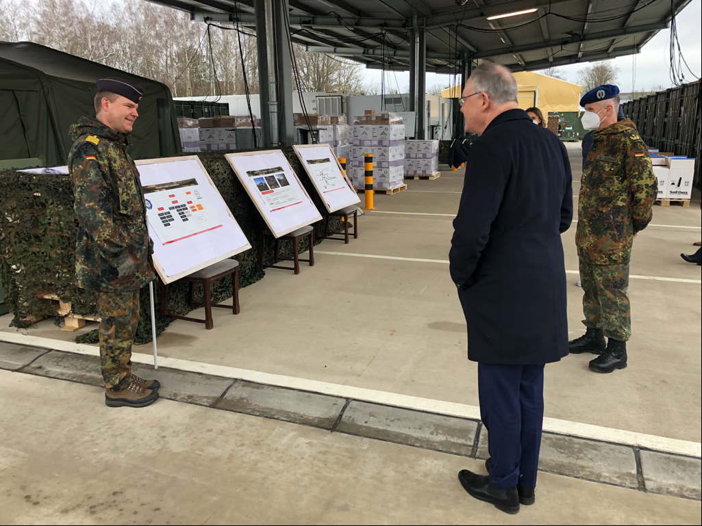 Impfstoffverteilung Ministerpräsident Weil besucht Flottenapotheker ABDA